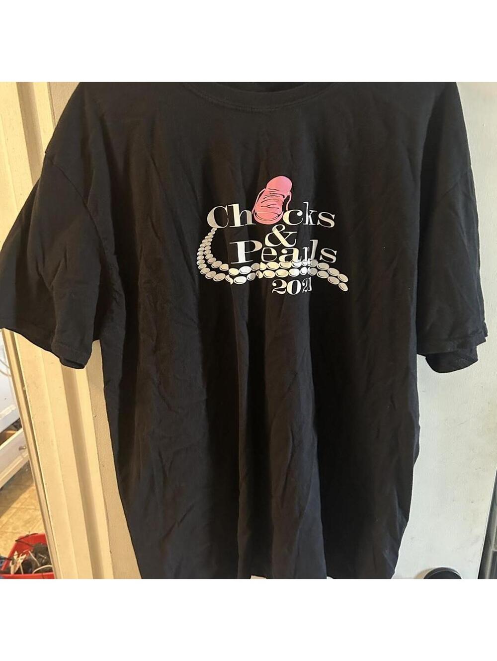 Black Gildan "Chicks & Pearls 2021" graphic tee size 2XL